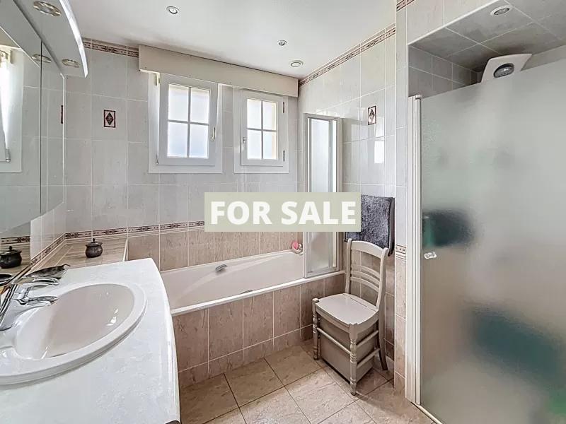 Beautiful Detached House with Landscaped Garden