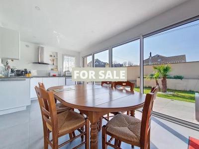 Detached Coastal House with Covered Pool