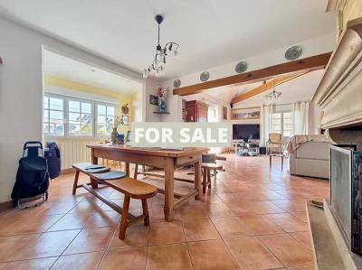 Detached Coastal House with Covered Pool