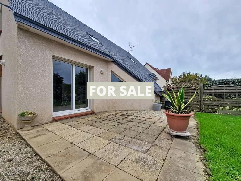 Modern Detached House with Garden