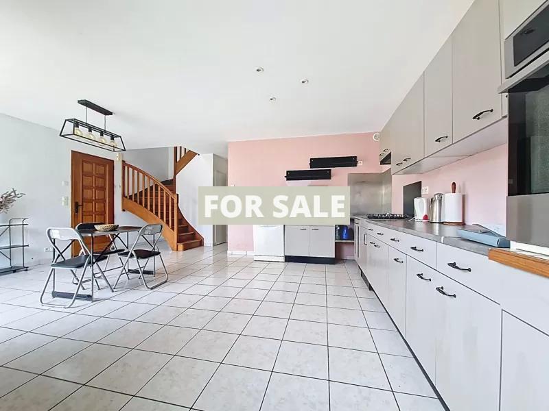 Modern Detached House with Garden