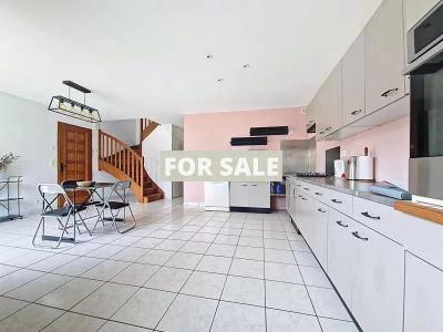 Modern Detached House with Garden