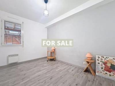 Modern Detached House with Garden