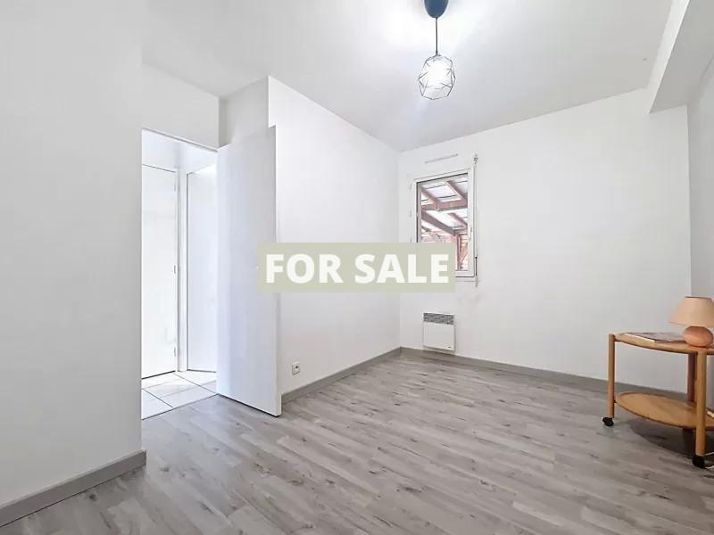 Modern Detached House with Garden