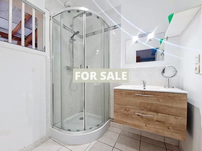 Modern Detached House with Garden