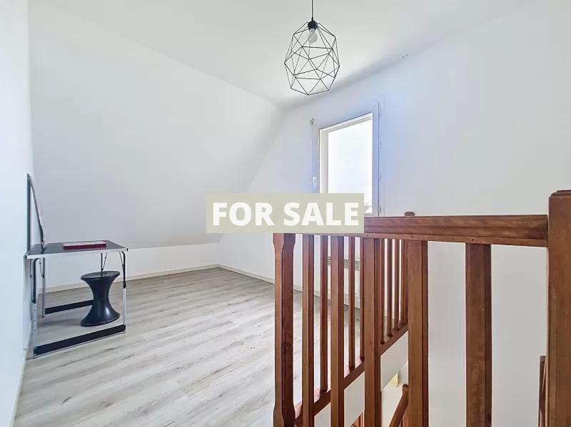 Modern Detached House with Garden