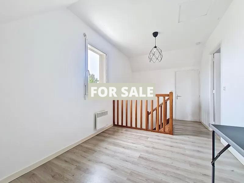 Modern Detached House with Garden