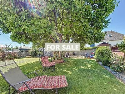 Detached House with Landscaped Garden in Coastal Resort