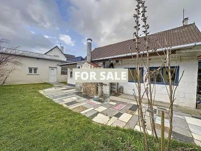 Detached House with Garden By the Beach