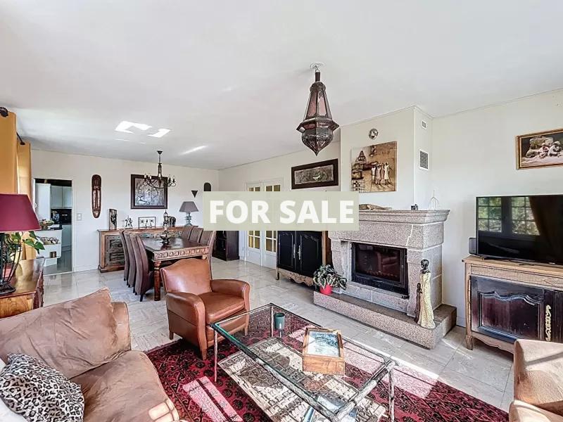 Beautiful Detached House in the Lovely Garden