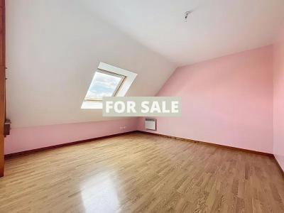 Modern Detached House with Garden