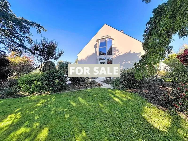 Detached House with Lovely Garden and Open View