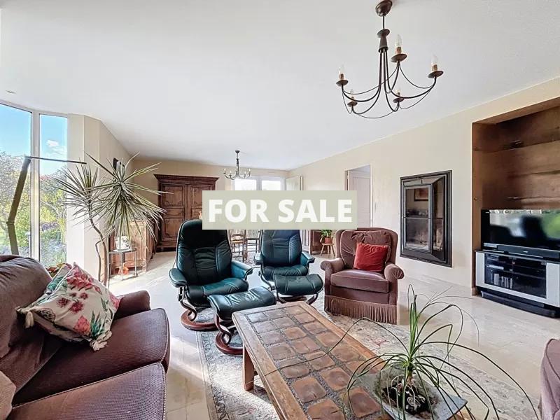 Detached House with Lovely Garden and Open View