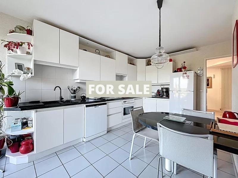 Detached House with Lovely Garden and Open View