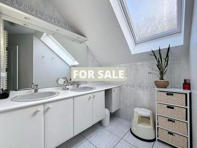 Detached House with Lovely Garden and Open View