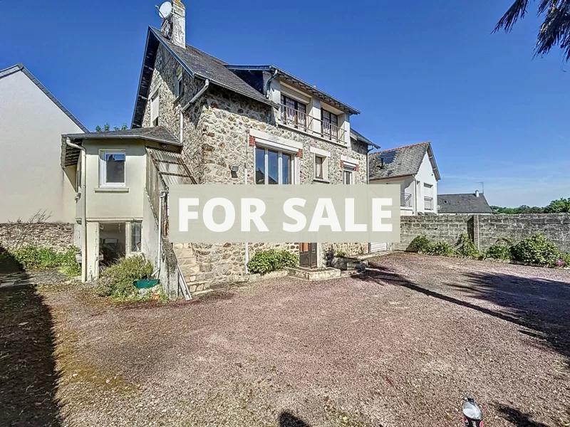 Main Photo of a 6 bedroom  House for sale