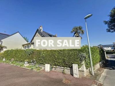 Detached House with Garden by the Coast