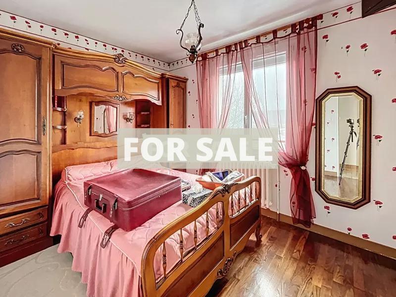 Detached House with Landcaped Garden