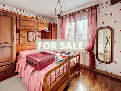 Detached House with Landcaped Garden