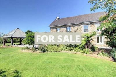 Detached Country House with Beautiful Garden