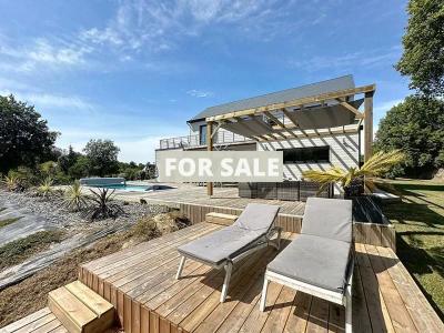 Detached House with Pool close to the Coast