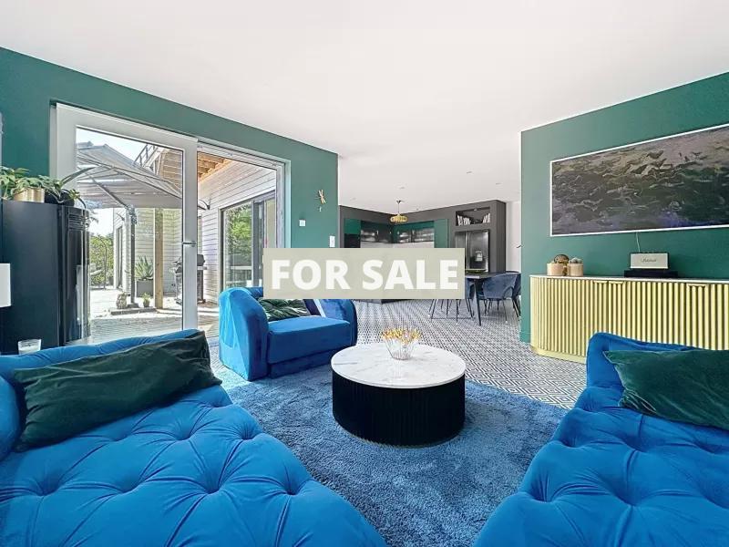 Detached House with Pool close to the Coast