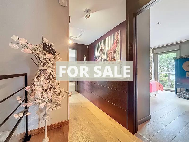 Contemporary Detached House with Pool