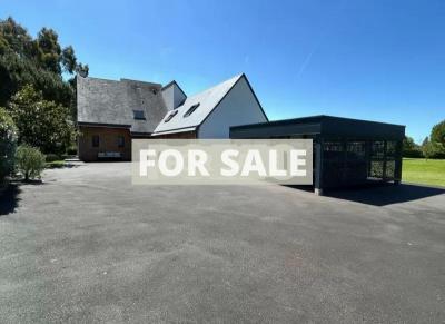 Contemporary Detached House with Pool