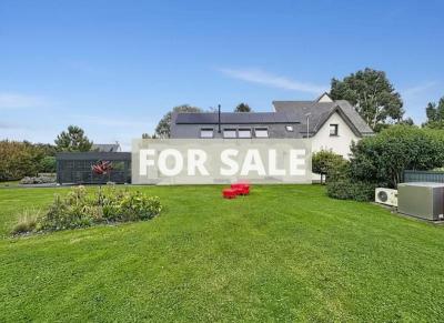 Contemporary Detached House with Pool