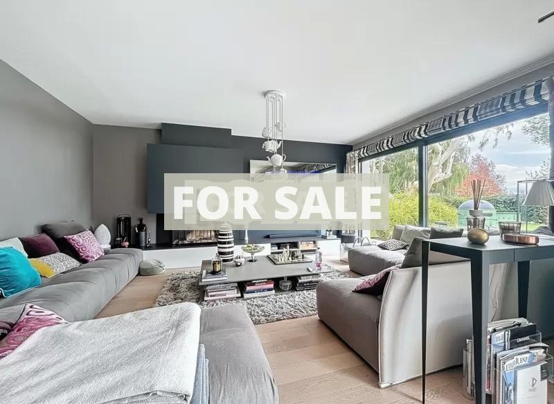 Contemporary Detached House with Pool