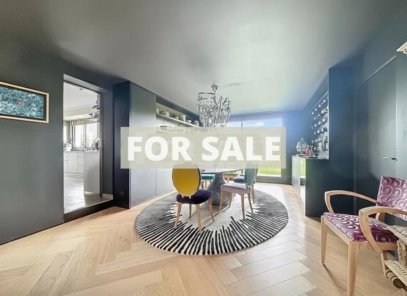 Contemporary Detached House with Pool