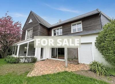 Detached Villa with Swimming Pool