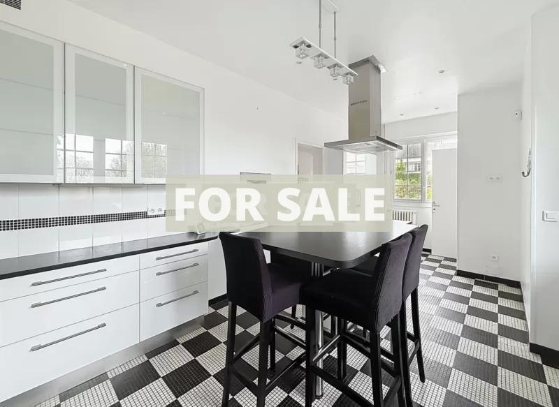 Detached Villa with Swimming Pool