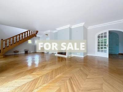 Detached Villa with Swimming Pool