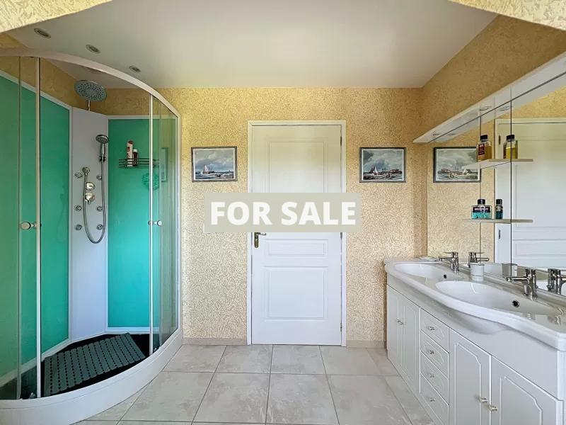 Detached Country House with Landscaped Garden