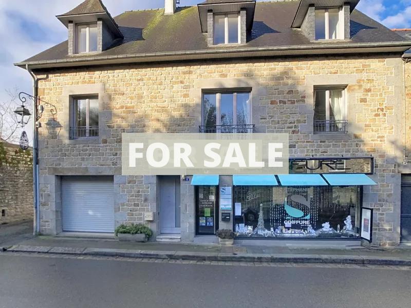 Building For Sale in Rural Village, Lots of Potential