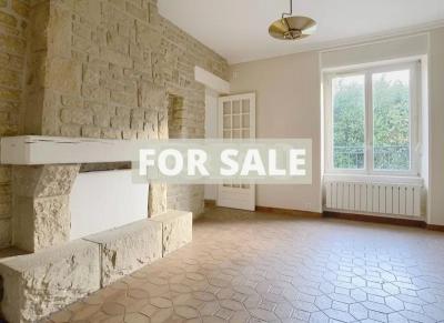 Building For Sale in Rural Village, Lots of Potential