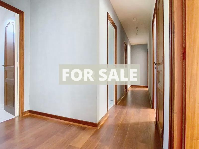 Building For Sale in Rural Village, Lots of Potential