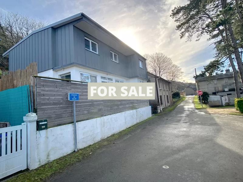 Main Photo of a 6 bedroom  House for sale