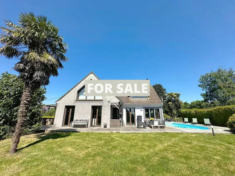 Detached Coastal House with Swimming Pool