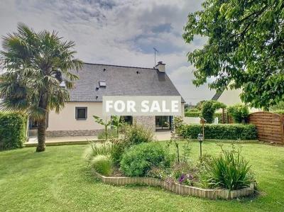 Detached House with Garden in Lovely Location
