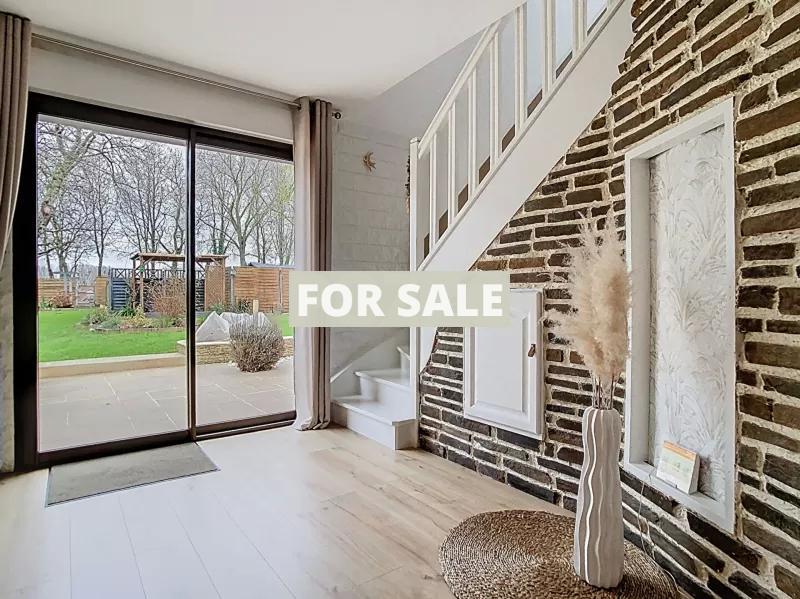 Detached House with Garden Close to the Coast