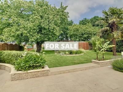 Detached House with Garden Close to the Coast
