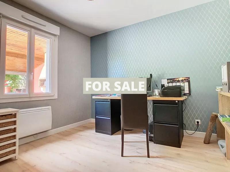 Detached House with Garden Close to the Coast