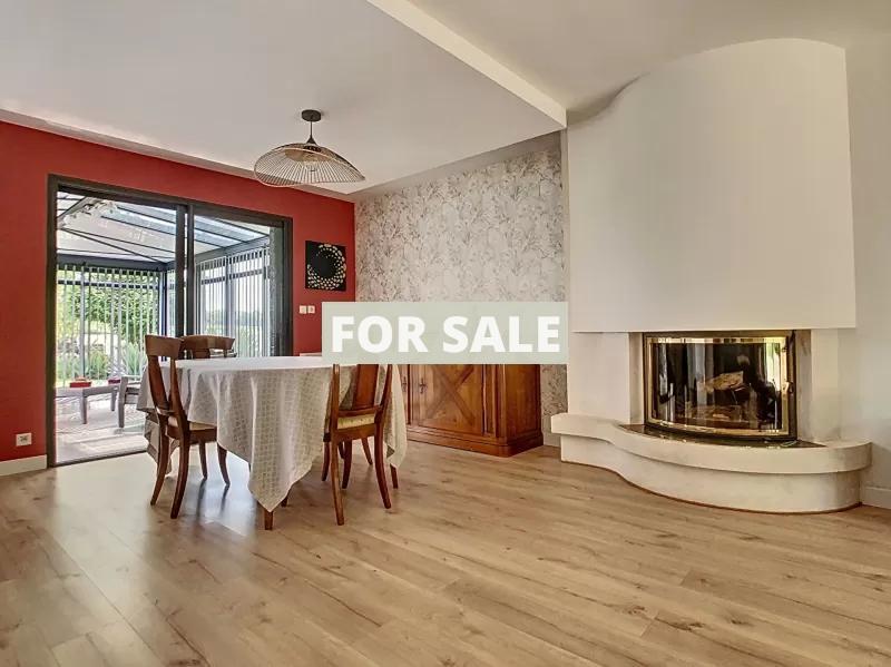 Detached House with Garden Close to the Coast