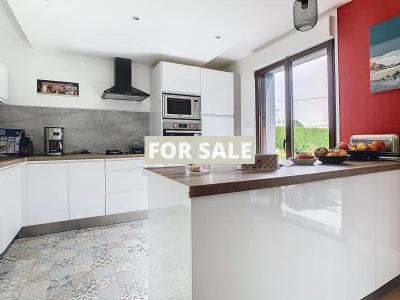 Detached House with Garden Close to the Coast