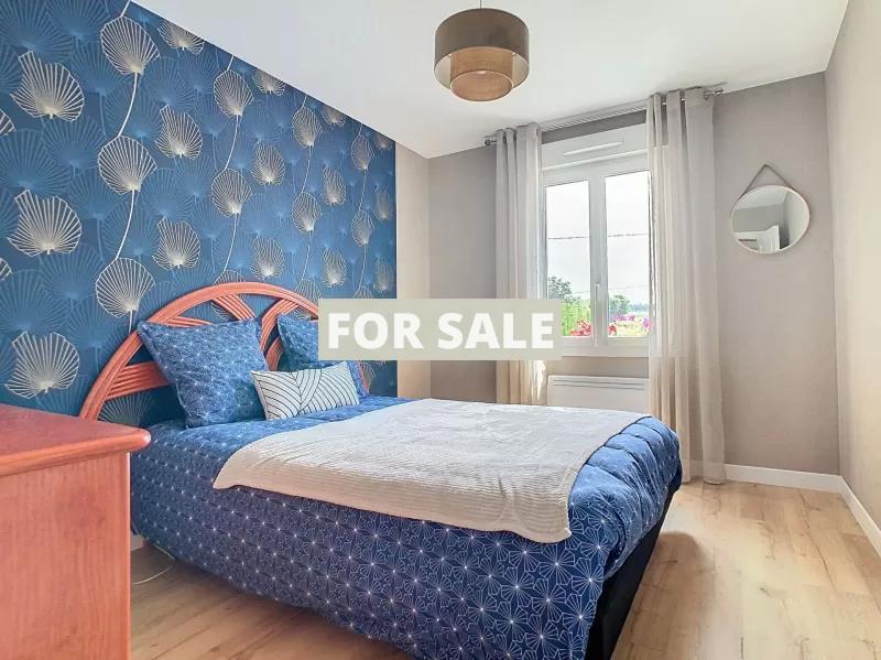 Detached House with Garden Close to the Coast