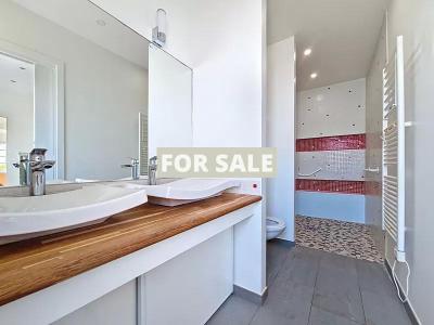 Detached House with Garden by the Coast