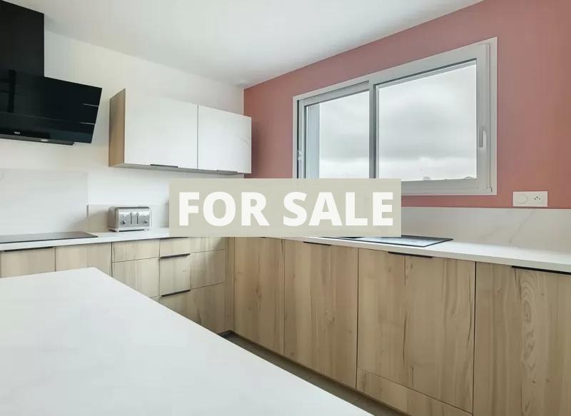 Modern Detached House with Garden