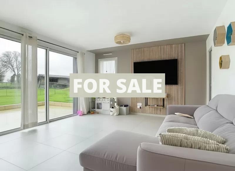 Modern Detached House with Garden